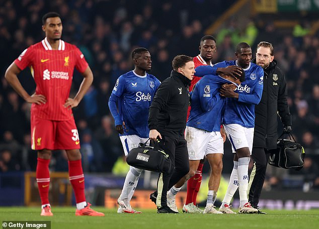 The Everton star, Unliman Ndiaye, accelerates in tears after collecting lesions in the final meseyside derby in Goodison Park