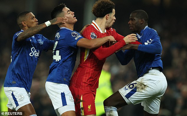 The final derby of Merseyside in Goodison Park ends with Brawl Mass, since four are sent, including the slot of the Liverpool chief, Arne Slot after the 98 -minute equalizer of Everton.