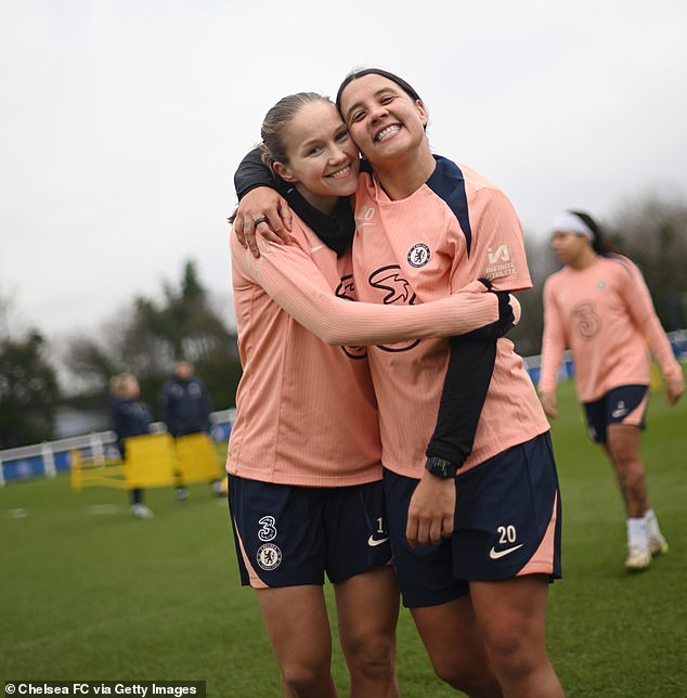 Sam Kerr is photographed smiling when he returns to training for the first time since the conclusion of his judicial case when the chief of Chelsea, Sonia Bompastor, raises the lid in the rehabilitation of Matildas Star injuries