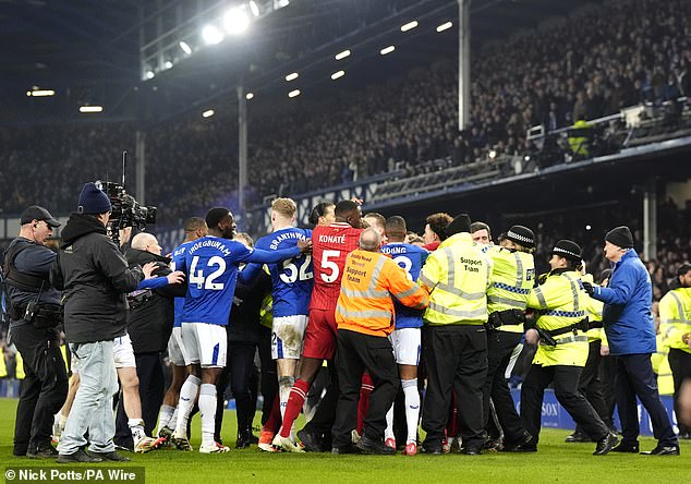 Everton and Liverpool are accused of the FA after the chaos of Merseyside Derby after referee Michael Oliver sent four people, including the space of the head of the Reds, Arne