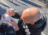 Incredible moment when the star of the Águilas Zack Baun signs the baby of a fan during the super bowl Wild parade