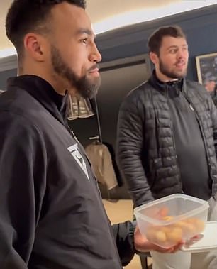 Luke Littler blatantly approaches the sugary snack while the sensation of teenage darts celebrates the last win of the Premier League with the night of the boxing fight in Manchester