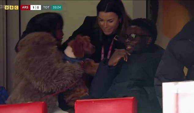 Saka observes the women of Arsenal Bitter rivals Tottenham 5-0 in the derby of northern London in the Emirates