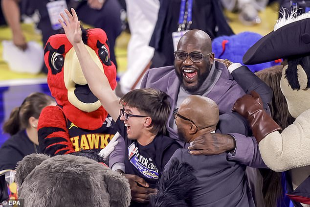 INSANE MOMENT NBA FAN Wins $ 100k Jackpot at The Buzzer at All-Star Game Challenge