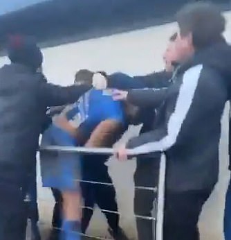 The shame of football that is not from the league when the vicious fight between a player and the followers explodes, as the investigation is launched