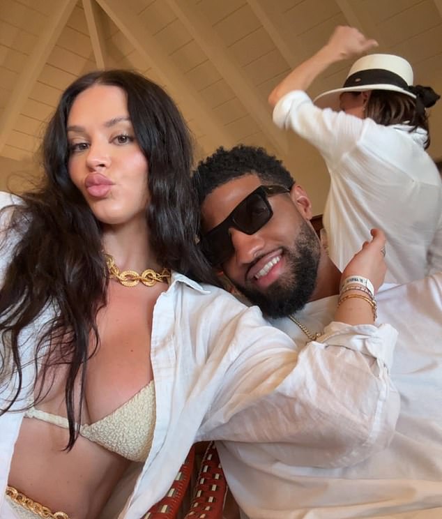 Paul George and his wife ignore the criticisms of sexual vacation photos to share more smoking content of ST Barts