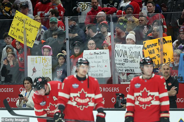 The Canadian national anthem receives a mixed reception in the hockey game in the middle of Donald Trump's dispute