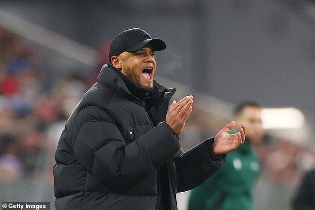 Look at the fun moment of Vincent Kompany on the field while trying to recover a ball during the dramatic victory of Bayern Munich over Celtic