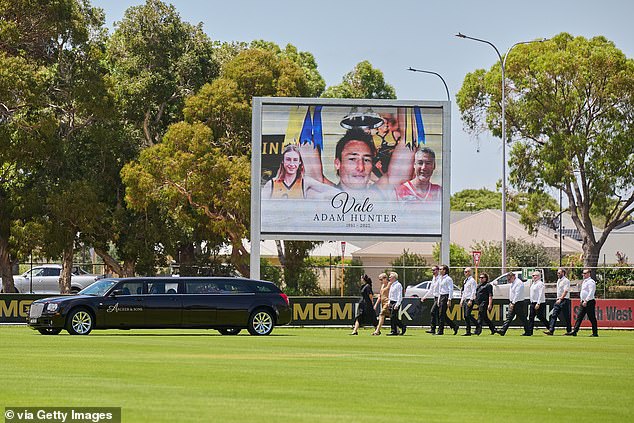 The great soccer, family members and friends gather to remind Adam Hunter, since the taxes are paid to the former star of the west coast of the Eagles Star during the Emotional Funeral Service