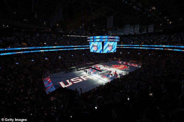 American hockey fans boo the Canadian national anthem before the Boston final in the middle of Trump's controversy