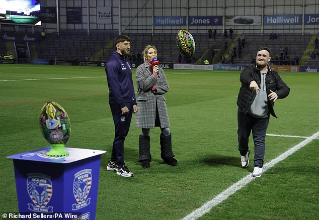 Luke Littler receives a great honor for Warrington Wolves while thousands of his hometown of Darts World Champion