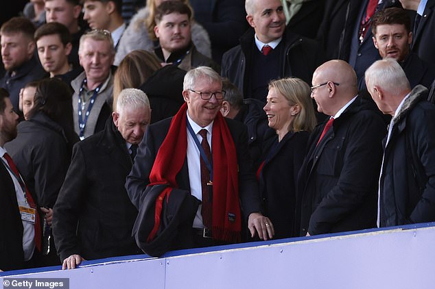 Man United Chiefs is “tired of listening” on the days of Gloria de Sir Alex Ferguson, while some legendary managers “blame” of bigwigs for recent problems with his agreement of £ 2 million per year brutally reduced