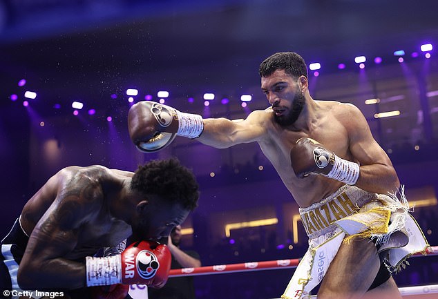 Revelado: Fans detect what Turki al-Sheikh told Hamza Sheeraz in his corner with two rounds for the challenge of the world title … since the fight finally is destined for the controversial raffle of the majority