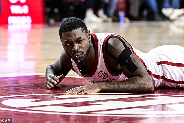 Horrible moment Duke thousands of Oklahoma spit the teeth after the Wild Chase folder for the loose ball