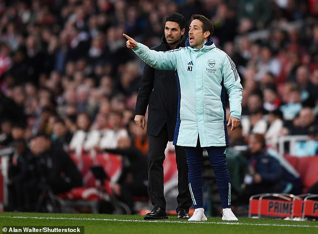 Gary Neville explains why he believes that Mikel Arteta allows the piece of the piece, Nicolas Jover, to stop in the touch line during the games has led the Arsenal to exploit his opportunity title