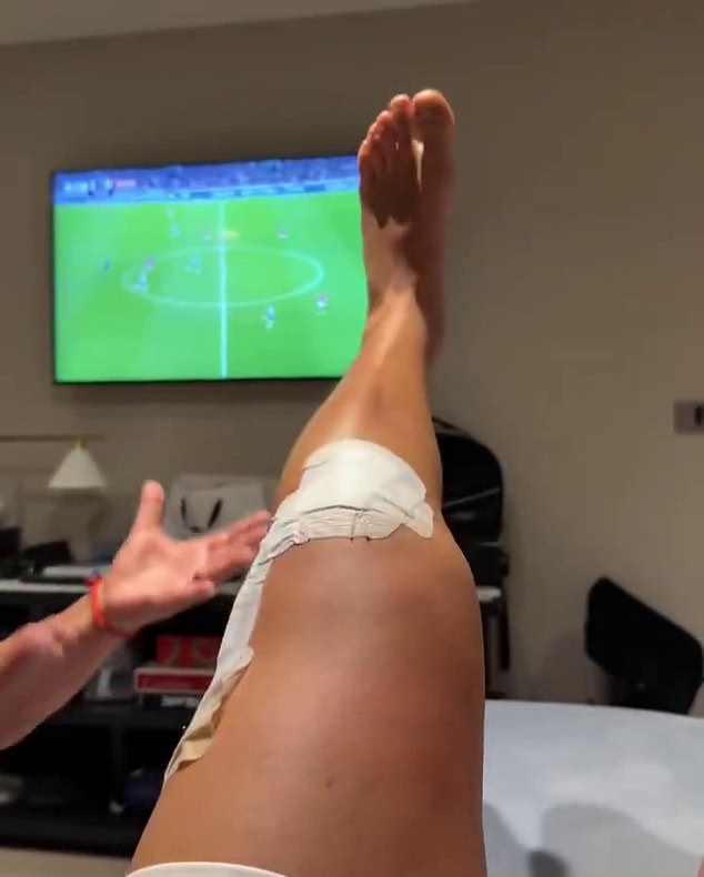 The star of Man United, Lisandro Martínez, receives his mother's support with his rehabilitation after suffering an anterior cross ligament injury