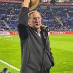 The strange moment, an owner of the Premier League wears a cowboy hat for the PSG party, in the middle of a public dispute with its president of Qatar Nasser al -khelaifi