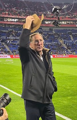 The strange moment, an owner of the Premier League wears a cowboy hat for the PSG party, in the middle of a public dispute with its president of Qatar Nasser al -khelaifi