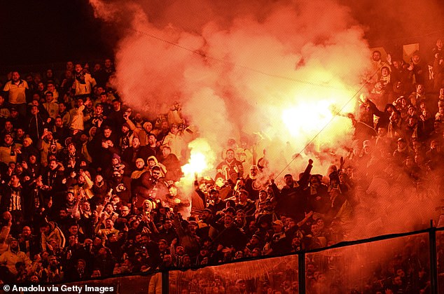 Estanbul Derby is suspended after Fenerbahce 'fans threw flares towards the followers of Galatasaray', with 30,000 police 'police' during the fierce shock