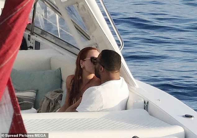 SOLOMON THOMAS DE JETS PASQUE IN THE PDA WITH BRIDE IN ST BARTS AS THE FREE AGENCY AGREEMENT AFTER THE DISASSETS SEASON