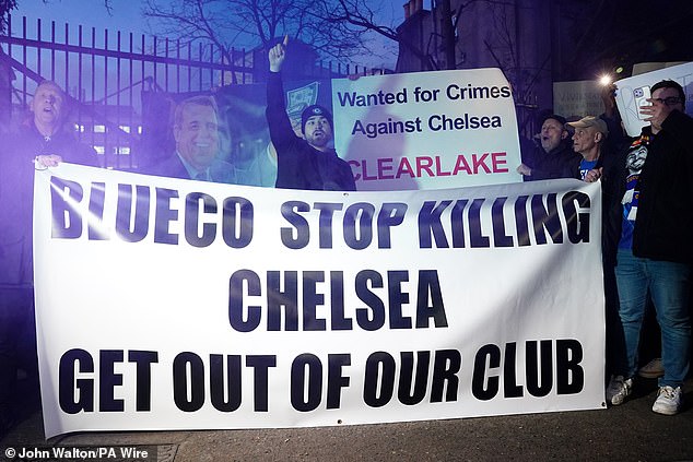 The furious fans of Chelsea march with flares and banners in protest against 'C ***' Todd Boehly and Clearlake capital ahead of Southampton Choque