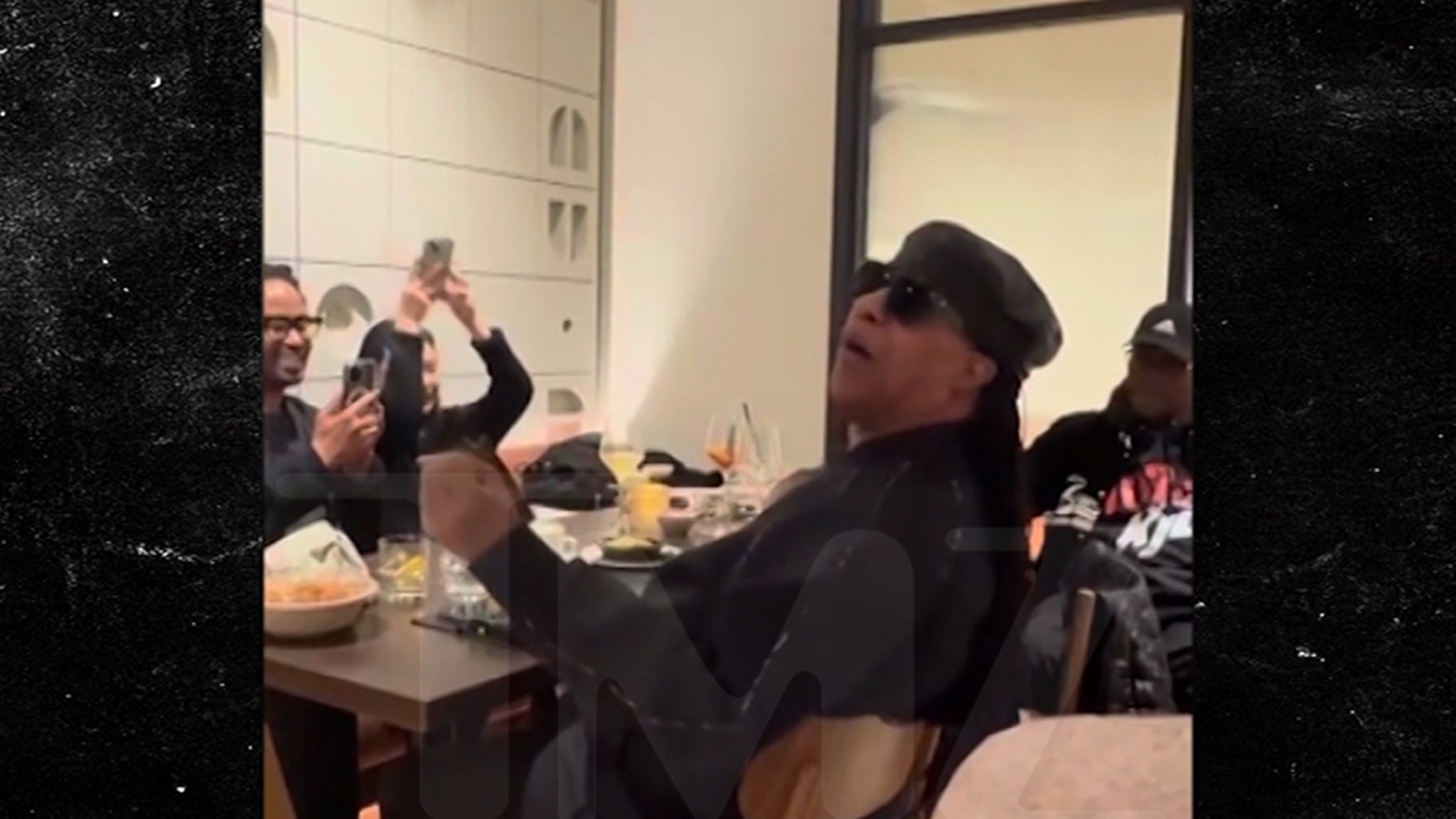 Stevie Wonder sings 'Happy birthday' in the middle of the La restaurant