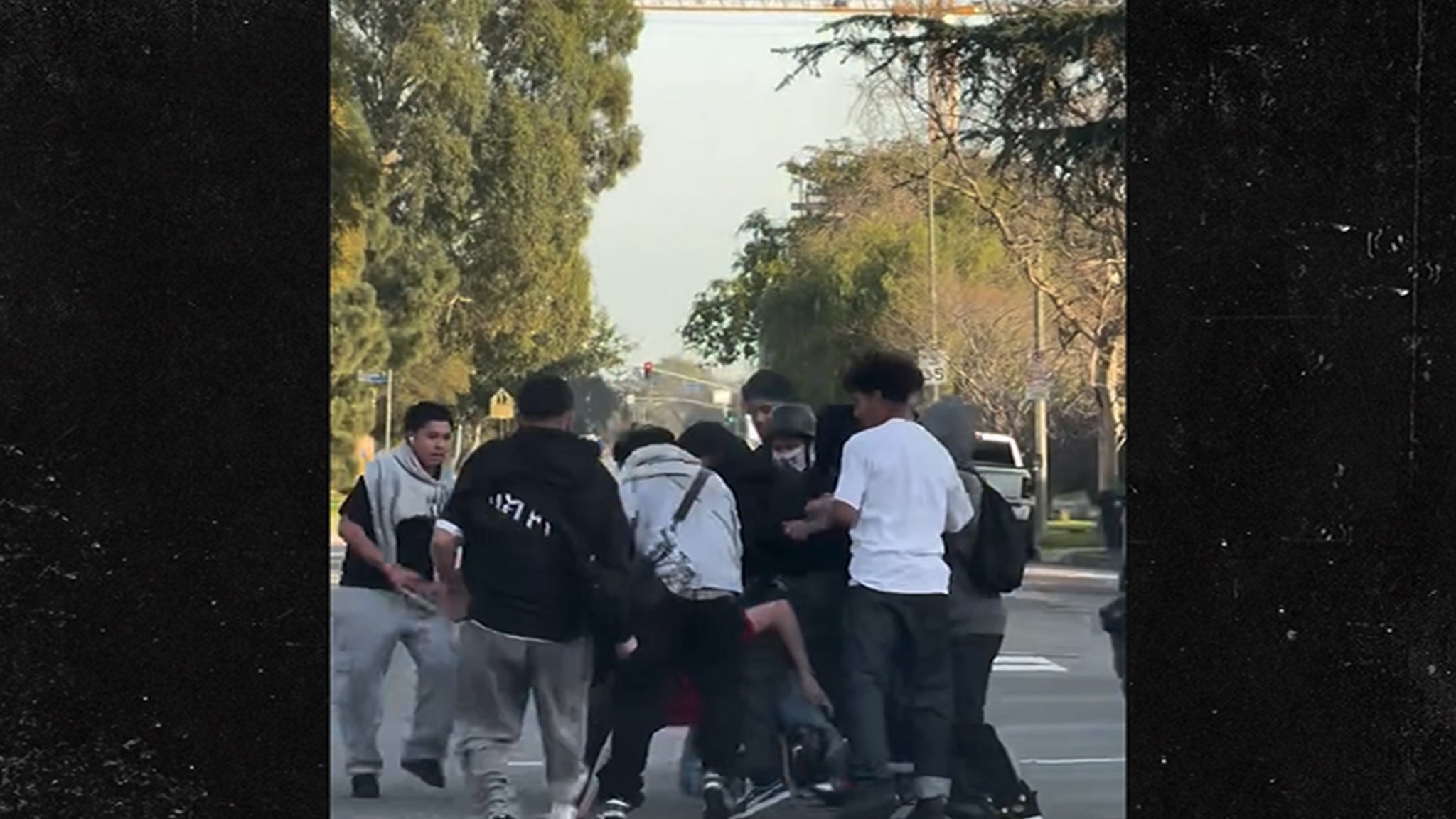 Terrible video shows teenagers that beat wild in the street