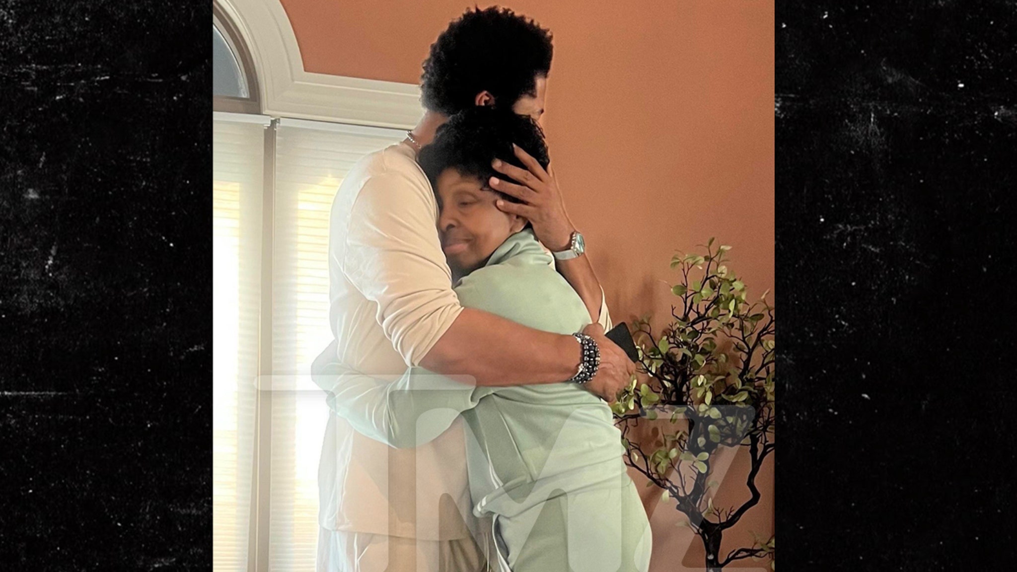 Gladys Knight returns home after the hospital stay, hugs the husband