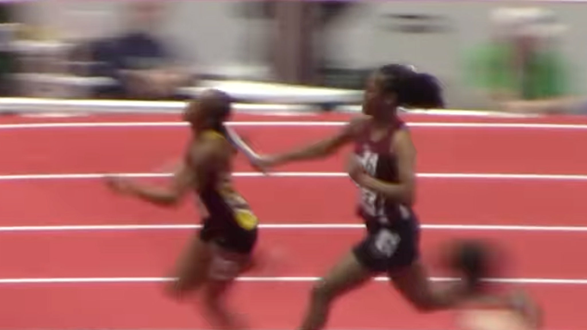 HS Track Runner meets opponents with a baton during the breed, suffers from conceals