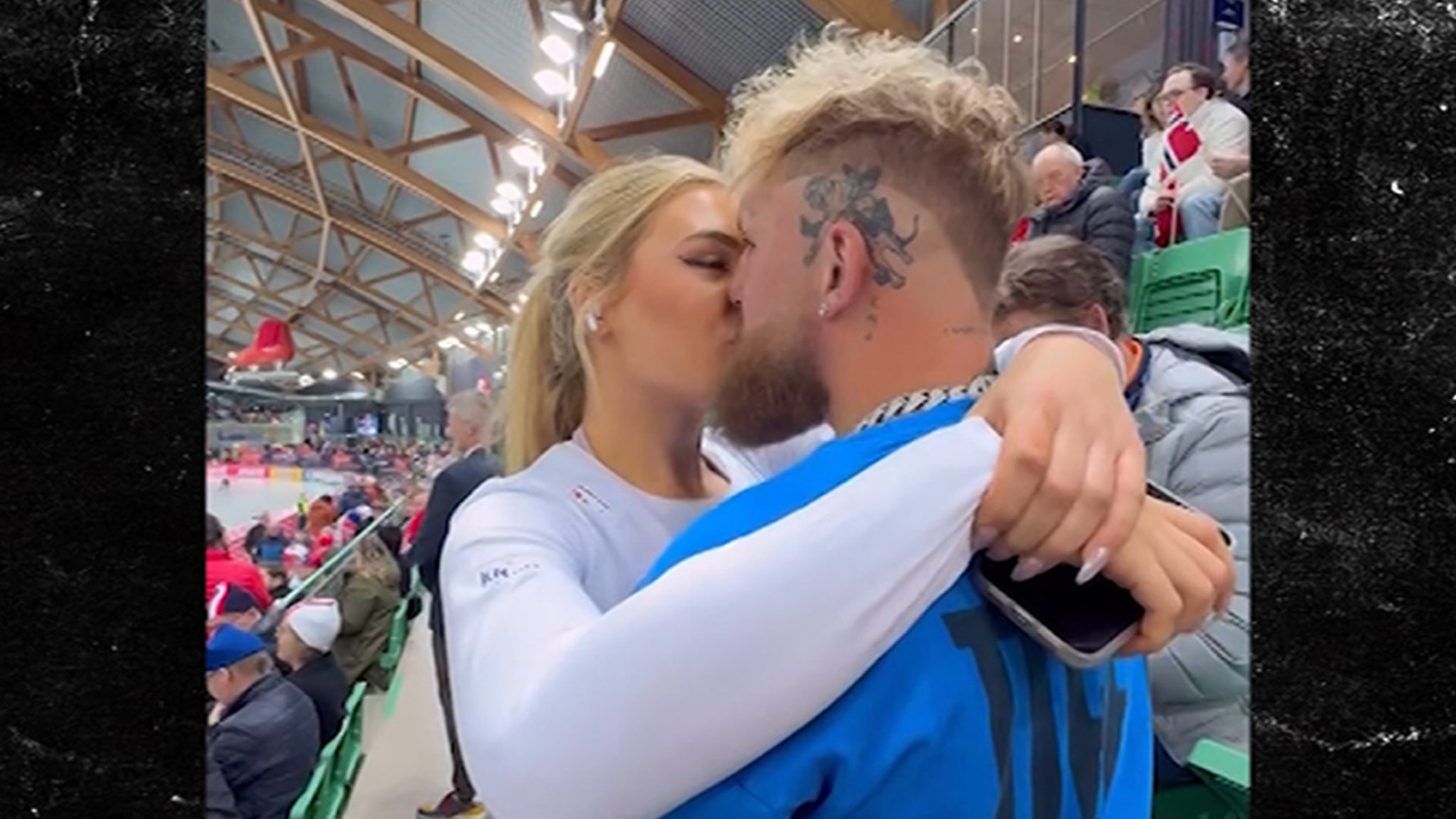 Jake Paul gives Jutta Leerdam before the race kiss at the Speed ​​Skating Championship