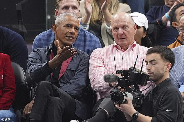 Barack Obama goes to the NBA game of Clippers in Los Angeles without his wife Michelle while the rumors of divorce continue