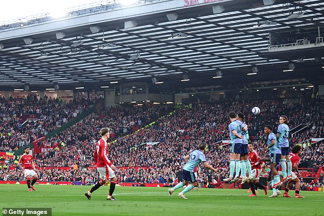 David Raya's positioning questioned Bruno Fernandes's free kick, since Sky Sports reveals exactly how far the Arsenal Wall was after Gary Neville suggested that he was “at miles away”