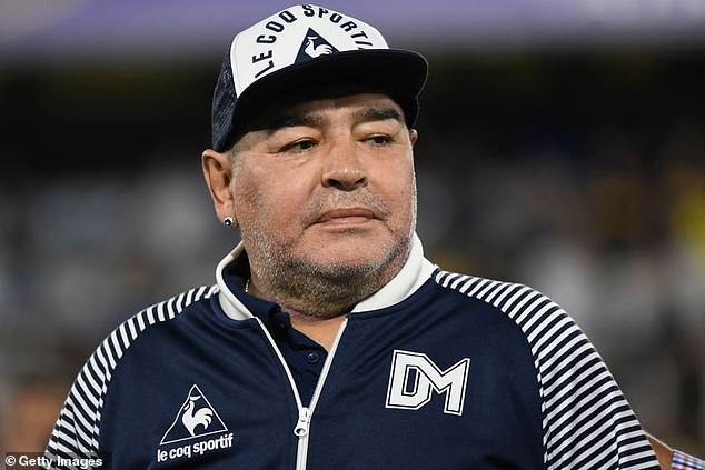 The doctors who treated Diego Maradona face 25 years in prison as his death trial begins in the midst of family statements about a 'medical mafia'