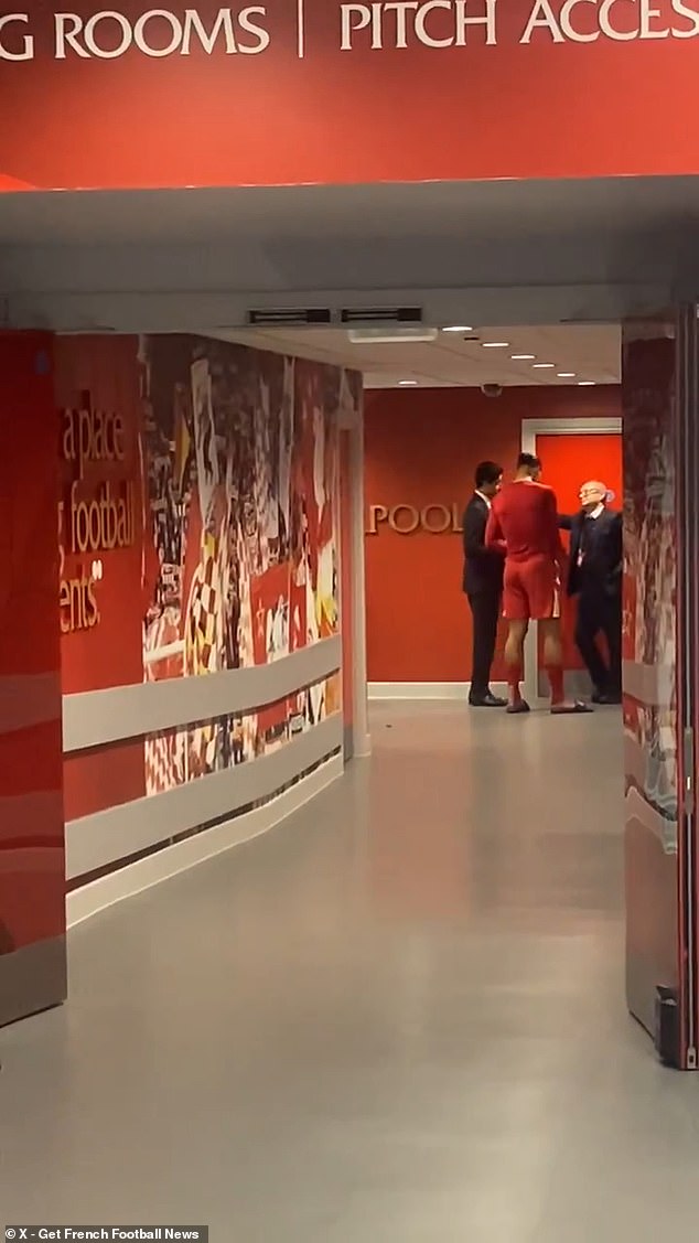 The images show Virgil Van Dijk talking to PSG's bosses after the league of the Liverpool Champions League, worrying the fans of the Reds while the defender goes to the last three months of his treatment