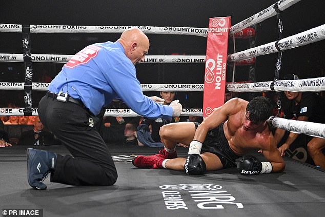 The Australian boxer Brock Jarvis suffers a brutal defeat of the third round of the American star Keith Thurman, while Jeff Fenech jumps the barriers to be in the ring