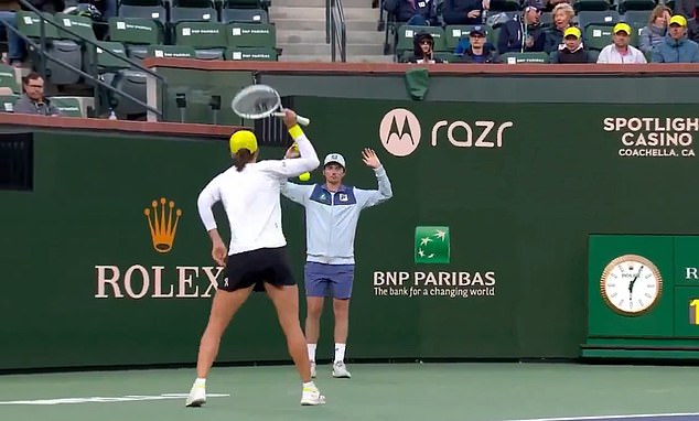 Look at the shocking moment, the furious tennis star IGA Swiatek breaks the ball to a ball boy before losing to the teenage sensation Mirra Andreeva in Indian Wells