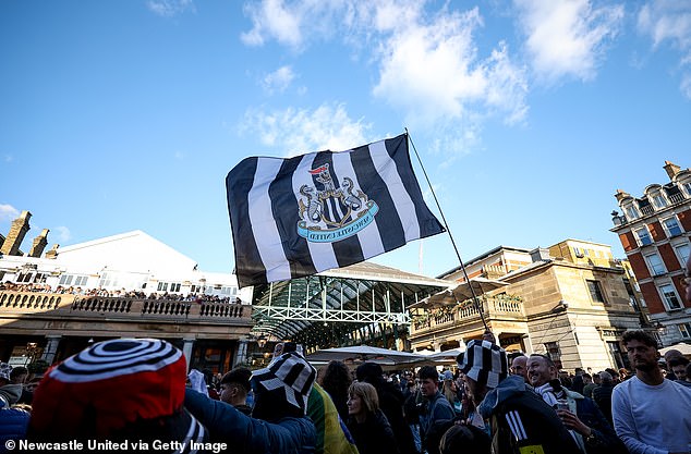 It's time for the party! Thousands of Newcastle fans take care of Covent Garden before the Capabao Cup final with Liverpool