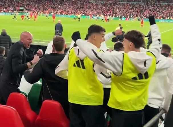 Look at the moment when Newcastle players and staff assault Wembley's launch after the carabao cup triumph over Liverpool finished the Hoodoo trophy