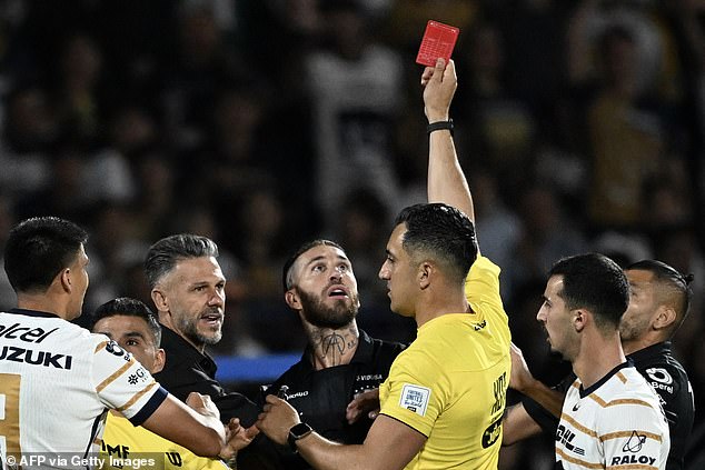 Sergio Ramos receives the first red card in Mexico for expelling an opponent, since the opposite manager refers to the fact that he should have already been sent in the 20th minute by an elbow!