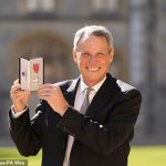 The legend of the couple of the day, Alan Hansen, looks in a good mood when Prince William gives Mbe, only nine months after he was “seriously ill” in the hospital