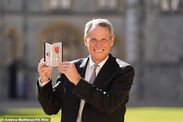 The legend of the couple of the day, Alan Hansen, looks in a good mood when Prince William gives Mbe, only nine months after he was “seriously ill” in the hospital