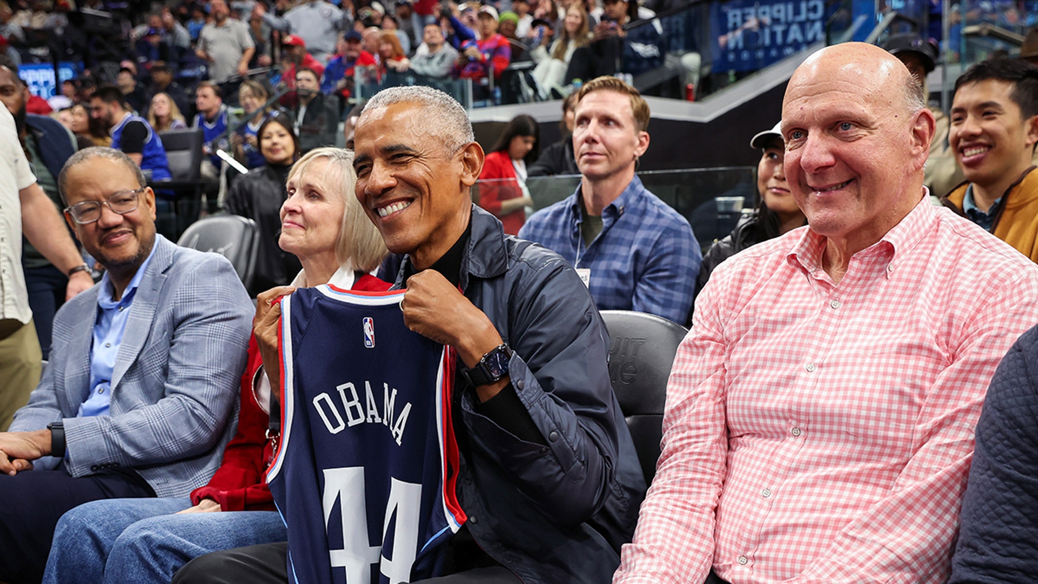 Barack Obama visits the game La Clippers without Ms. Michelle